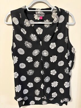 Vince Camuto Black & White Floral Sleeveless V-Neck Top